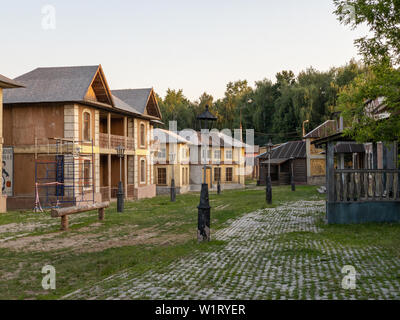 Landsitz von Gorki, Moskau, Russland - 20. Juni 2019: Die Kulisse für den Film "Die Jagd nach dem Teufel" im Stil der russischen Stadt und Dorf der Stockfoto