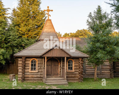 Landsitz von Gorki, Moskau, Russland - 20. Juni 2019: Die hölzerne Kirche. Die Kulisse für den Film "Die Jagd nach dem Teufel" im Stil der russischen Stadt und Stockfoto