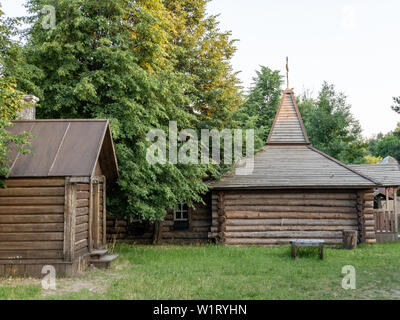 Landsitz von Gorki, Moskau, Russland - 20. Juni 2019: Die hölzerne Kirche. Die Kulisse für den Film "Die Jagd nach dem Teufel" im Stil der russischen Stadt und Stockfoto