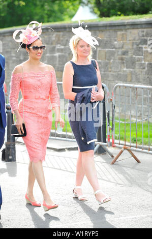 Edinburgh, Großbritannien. Vom 3. Juli 2019. Ihre Majestät die Königin hat ihren jährlichen Gartenparty am Palast von Holyroodhouse in Edinburgh während Royal Woche in Schottland. Ihrer Majestät der Königin Garden Party wurde von Menschen aus allen Schichten besucht und Gesellschaftsschichten. Die Sonne hat ein fantastisches Aussehen und die Band Musik gespielt und einige der bekannten Zahlen. Gäste genossen den Nachmittagstee mit Gourmet Sandwiches, Kuchen und Pralinen. Credit: Colin Fisher/Alamy leben Nachrichten Stockfoto