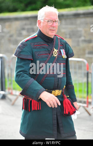 Edinburgh, Großbritannien. Vom 3. Juli 2019. Ihre Majestät die Königin hat ihren jährlichen Gartenparty am Palast von Holyroodhouse in Edinburgh während Royal Woche in Schottland. Ihrer Majestät der Königin Garden Party wurde von Menschen aus allen Schichten besucht und Gesellschaftsschichten. Die Sonne hat ein fantastisches Aussehen und die Band Musik gespielt und einige der bekannten Zahlen. Gäste genossen den Nachmittagstee mit Gourmet Sandwiches, Kuchen und Pralinen. Credit: Colin Fisher/Alamy leben Nachrichten Stockfoto