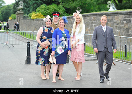 Edinburgh, Großbritannien. Vom 3. Juli 2019. Ihre Majestät die Königin hat ihren jährlichen Gartenparty am Palast von Holyroodhouse in Edinburgh während Royal Woche in Schottland. Ihrer Majestät der Königin Garden Party wurde von Menschen aus allen Schichten besucht und Gesellschaftsschichten. Die Sonne hat ein fantastisches Aussehen und die Band Musik gespielt und einige der bekannten Zahlen. Gäste genossen den Nachmittagstee mit Gourmet Sandwiches, Kuchen und Pralinen. Credit: Colin Fisher/Alamy leben Nachrichten Stockfoto