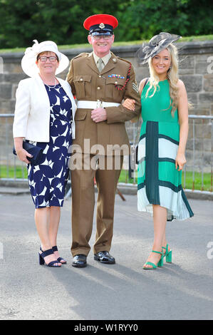 Edinburgh, Großbritannien. Vom 3. Juli 2019. Ihre Majestät die Königin hat ihren jährlichen Gartenparty am Palast von Holyroodhouse in Edinburgh während Royal Woche in Schottland. Ihrer Majestät der Königin Garden Party wurde von Menschen aus allen Schichten besucht und Gesellschaftsschichten. Die Sonne hat ein fantastisches Aussehen und die Band Musik gespielt und einige der bekannten Zahlen. Gäste genossen den Nachmittagstee mit Gourmet Sandwiches, Kuchen und Pralinen. Credit: Colin Fisher/Alamy leben Nachrichten Stockfoto