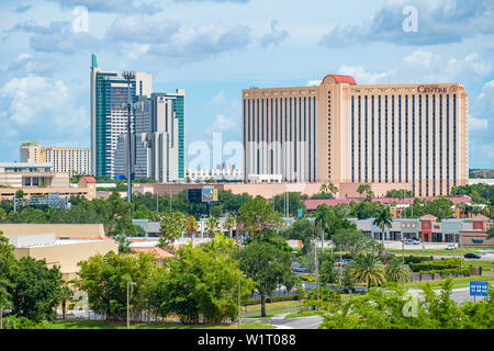 Orlando, Florida. Juli 01, 2019. Panoramablick über Hyatt Regency und Rosen Centre von Aquatica Turm in International Drive Stockfoto