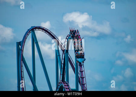 Orlando, Florida. Juli 01, 2019. Tolle Aussicht von Menschen Spaß Mako Achterbahn in Seaworld 3 Stockfoto
