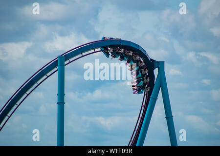 Orlando, Florida. Juli 01, 2019. Tolle Aussicht von Menschen Spaß Mako Achterbahn in Seaworld 11. Stockfoto