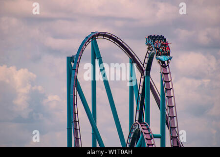 Orlando, Florida. Juli 01, 2019. Tolle Aussicht von Menschen Spaß Mako Achterbahn in Seaworld 13. Stockfoto