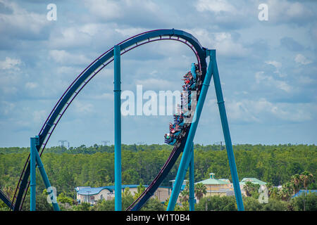 Orlando, Florida. Juli 01, 2019. Tolle Aussicht von Menschen Spaß Mako Achterbahn in Seaworld 9. Stockfoto