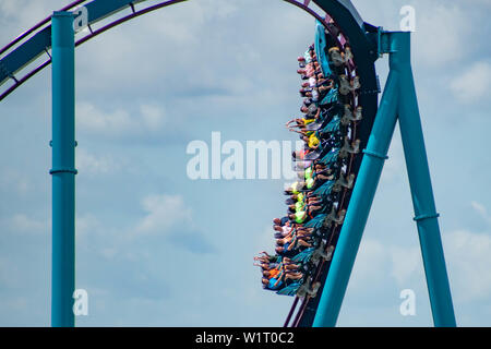 Orlando, Florida. Juli 01, 2019. Tolle Aussicht von Menschen Spaß Mako Achterbahn in Seaworld 7. Stockfoto