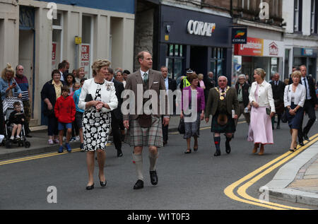 Der Graf und die Gräfin von Forfar auf einen Rundgang auf der Castle Street in Forfar. PRESS ASSOCIATION Foto. Bild Datum: Montag Juli 1, 2019. Prinz Edward und seine Frau, Sophie, erhielt den Titel auf seinem 55. Geburtstag in diesem Jahr. Siehe PA Geschichte ROYAL Wessex. Photo Credit: Andrew Milligan/PA-Kabel Stockfoto