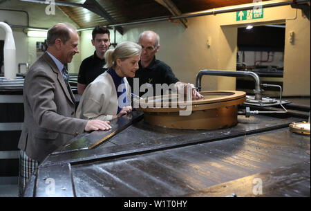 Der Graf und die Gräfin von Forfar, als sie Besuch Glenfiddich Whisky Distillery in Dufftown. PRESS ASSOCIATION Foto. Bild Datum: Montag Juli 1, 2019. Prinz Edward und seine Frau, Sophie, erhielt den Titel auf seinem 55. Geburtstag in diesem Jahr. Siehe PA Geschichte ROYAL Wessex. Photo Credit: Andrew Milligan/PA-Kabel Stockfoto