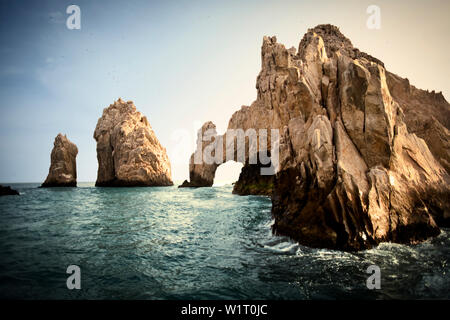 Felsformation im Ozean. Stockfoto