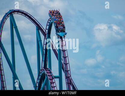 Orlando, Florida. Juli 01, 2019. Tolle Aussicht von Menschen Spaß Mako Achterbahn in Seaworld 4 Stockfoto
