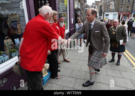 Der Graf und die Gräfin von Forfar auf einen Rundgang auf der Castle Street in Forfar. PRESS ASSOCIATION Foto. Bild Datum: Montag Juli 1, 2019. Prinz Edward und seine Frau, Sophie, erhielt den Titel auf seinem 55. Geburtstag in diesem Jahr. Siehe PA Geschichte ROYAL Wessex. Photo Credit: Andrew Milligan/PA-Kabel Stockfoto