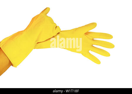 Weibliche Hände in gelb Arbeiten Handschuhe für die Reinigung und Sauberkeit der Zimmer, schließen Foto oben im Studio auf weißem Hintergrund Licht isoliert Stockfoto