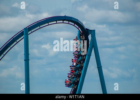 Orlando, Florida. Juli 01, 2019. Tolle Aussicht von Menschen Spaß Mako Achterbahn in Seaworld Stockfoto