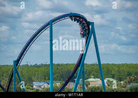 Orlando, Florida. Juli 01, 2019. Tolle Aussicht von Menschen Spaß Mako Achterbahn in Seaworld Stockfoto