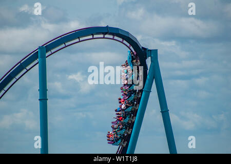Orlando, Florida. Juli 01, 2019. Tolle Aussicht von Menschen Spaß Mako Achterbahn in Seaworld. Stockfoto