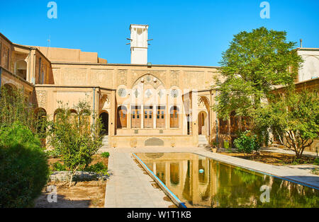 KASHAN, IRAN - Oktober 23, 2017: Das Borujerdi historisches Haus ist eines der wichtigsten architektonischen Wahrzeichen der Stadt und das Beispiel der traditionellen Me Stockfoto