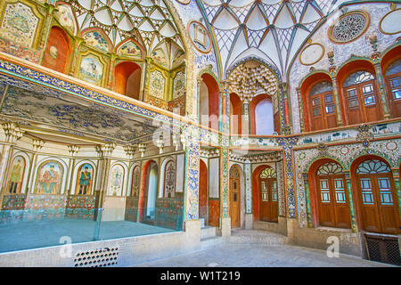 KASHAN, IRAN - 23. Oktober 2017: Die Andarouni (innen) der Borujerdi historisches Haus, berühmt für seine reiche Dekorationen und traditionellen Persischen arch Stockfoto