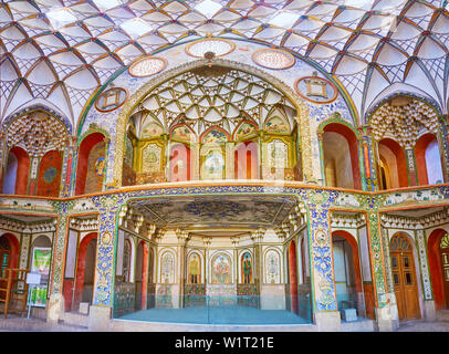 KASHAN, IRAN - Oktober 23, 2017: Panorama der Borujerdi Historisches Haus Main Hall mit komplexen Dekors, der Kuppel und Wände, einschließlich muqarnas, Relief p Stockfoto