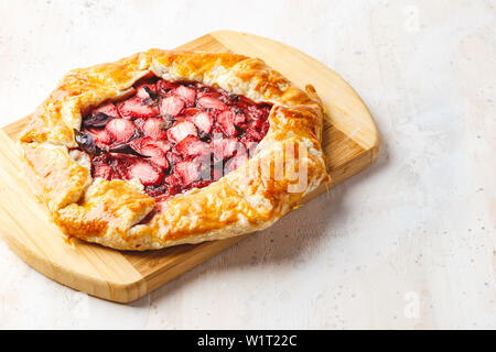 Hausgemachte Erdbeere öffnen pie Gallet mit lila Basilikum und Balsamico Dressing auf einem hellen Hintergrund. Stockfoto