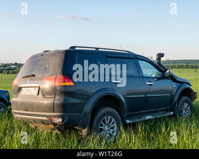 Moskau, Russland - Mai 24, 2019: Schwarz Mitsubishi Pajero Sport im Sommer Feld Stockfoto