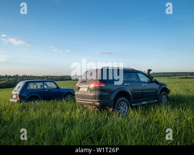 Moskau, Russland - 24. Mai 2019: Geländewagen Lada Niva 4x4 und Mitsubishi Pajero Sport Stockfoto