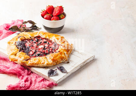 Hausgemachte Erdbeere öffnen pie Gallet mit lila Basilikum und Balsamico Dressing auf einem hellen Hintergrund. Für Text platzieren. Stockfoto