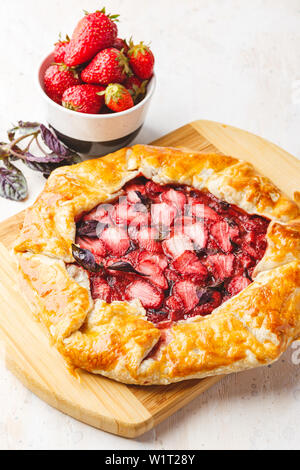 Hausgemachte Erdbeere öffnen pie Gallet mit lila Basilikum und Balsamico Dressing auf einem hellen Hintergrund. Stockfoto