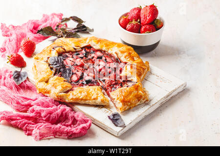 Hausgemachte Erdbeere öffnen pie Gallet mit lila Basilikum und Balsamico Dressing auf einem hellen Hintergrund. Stockfoto