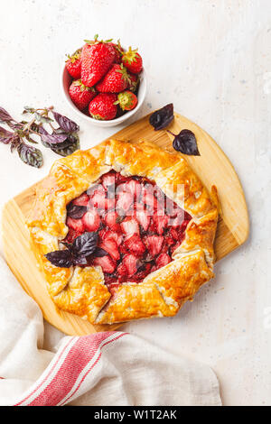 Hausgemachte Erdbeere öffnen pie Gallet mit lila Basilikum und Balsamico Dressing auf einem hellen Hintergrund. Ansicht von oben Stockfoto