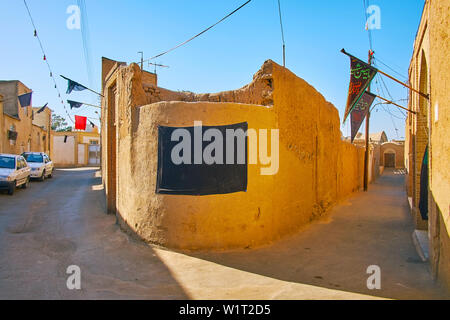 KASHAN, IRAN - 23. Oktober 2017: Im Labyrinth der schmalen gekrümmten adobe Gassen der Altstadt verloren und traditionelle Architektur genießen und erhaltene mittelalterliche Stockfoto