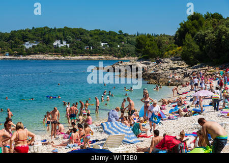 Menschen entspannend auf ambrela Strand, Pula, Kroatien Stockfoto