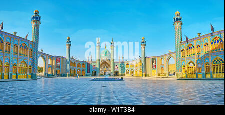 ARAN-O-BIDGOL, IRAN - Oktober 23, 2017: Panorama der sahn (Innenhof) des Imamzadeh Helal Ali heiligen Schrein mit islamischen Fliese Muster auf die Minarette, Bu Stockfoto