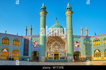 ARAN-O-BIDGOL, IRAN - Oktober 23, 2017: Die schöne Eingangsportal des Imamzadeh Helal Ali heiligen Schrein mit muqarnas Arch, komplizierte mirrorwork, slen Stockfoto