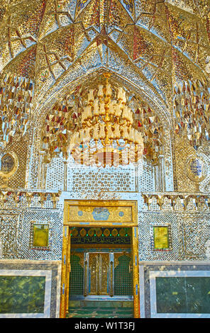 ARAN-O-BIDGOL, IRAN - 23. Oktober 2017: Die malerische Eingang zum Mausoleum des Imamzadeh Helal Ali heiligen Schrein mit muqarnas Arch, komplizierte Spiegel p Stockfoto