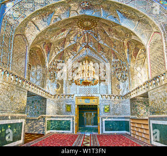 ARAN-O-BIDGOL, IRAN - Oktober 23, 2017: Panorama der Spiegel Portal des Imamzadeh Helal Ali heiligen Schrein mit muqarnas (Wabe) geschnitzten und o Stockfoto