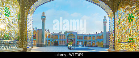 ARAN-O-BIDGOL, IRAN - Oktober 23, 2017: Panorama der Imamzadeh Helal Ali heiligen Schrein mit seinem sahn (Innenhof), Minarette und reich verzierten Wände Stockfoto