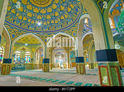 ARAN-O-BIDGOL, IRAN - Oktober 23, 2017: Das Gebet Hall des Imamzadeh Helal Ali heiligen Schrein ist mit Fliesen Arabesken verziert, muqarnas Kuppeln, schlanke Stockfoto