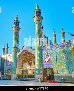 ARAN-O-BIDGOL, IRAN - Oktober 23, 2017: Der Spiegel Portal (Iwan) des Imamzadeh Helal Ali heiligen Schrein mit schlanken Minaretten, mit edlen Fliesen Patt abgedeckt Stockfoto