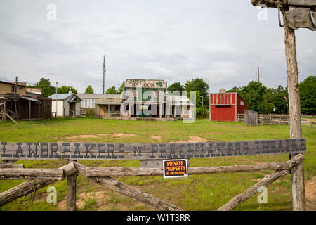 Fort Smith, Arkansas - eine "No Trespassing' Zeichen außerhalb der Rechtsbrecher'n Friedensstifter Theater, eine Einrichtung, die für die historischen Re-inszenierungen des Stockfoto