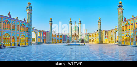 ARAN-O-BIDGOL, IRAN - 23. Oktober 2017: Die herausragende Architektur des Imamzadeh Helal Ali heiligen Schrein mit traditionellen Iwans (Portale), hohen Minarett Stockfoto