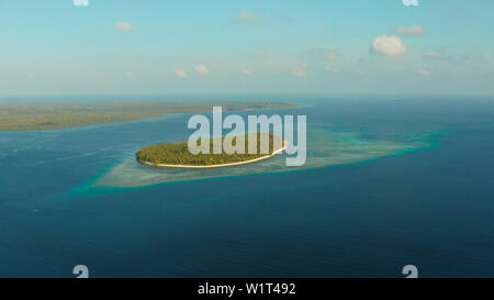 Tropische Inseln mit Korallenriffen im blauen Wasser des Meeres, Luftbild. Balabac, Palawan, Philippinen. Sommer und Reisen Urlaub Konzept. Stockfoto