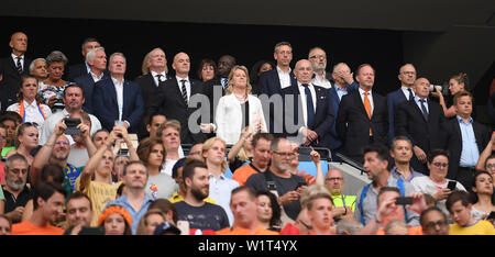 Lyon, Frankreich. Lyon, Frankreich. 03 Juli, 2019. Décines-Charpieu: Fußball, Frauen: Wm, Niederlande - Schweden, Endrunde, Halbfinale, Stade de Lyon: Mitglieder der FIFA Rat mit Präsident Gianni Infantino (1. Reihe 3. von links) sind in den Ständen vor dem Spiel. Foto: Sebastian Gollnow/dpa Quelle: dpa Picture alliance/Alamy leben Nachrichten Stockfoto