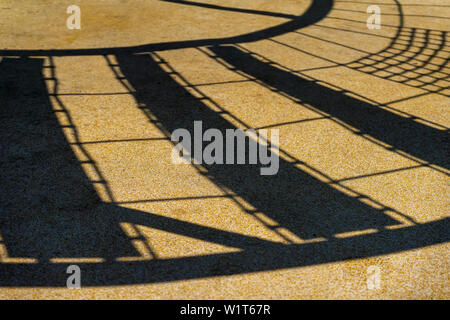 Schatten der Raster und Seil mesh für mehr Sicherheit beim Klettern auf den Sand. Minimalistische geometrische Hintergrund Stockfoto