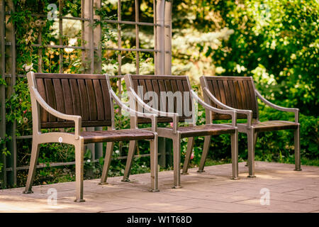 Drei leere Holzbänken. Sommer sonnigen Tag Stockfoto