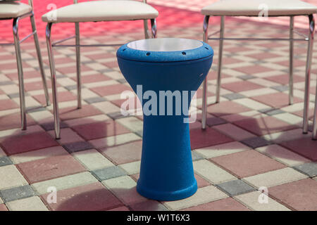 Detailansicht der Djembe, betonten Formen. Aserbaidschan djembe Trommel profesional mit tiefe Schnitzerei für Musiker. Stockfoto