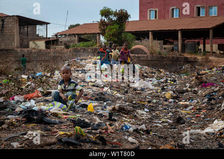Bissau, Republik Guinea-Bissau - Februar 8, 2018: Kinder sammeln Müll auf der Deponie in der Stadt Bissau, Guinea-Bissau, Westafrika Stockfoto