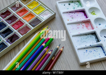 Kreative künstlerische Ausbildung Konzept - die Box mit den bunten Aquarellfarbe und die Zeichenstifte Nahaufnahme Stockfoto